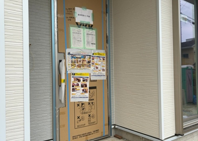 【セキュリティ】 | 妻田西新築戸建 | モニターで来訪者を確認して、目的が分からない場合はインターホンを通じて室内から会話することができます。怪しいと感じた場合はインターホン越しにお帰りいただくことができるので、直接会うことがなく安全です。