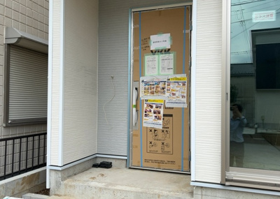 【玄関】 | 妻田西新築戸建 | 玄関は、狭すぎると複数人で使いにくく、広すぎても無駄な空間になりがちです。最低2畳を目安にして、家の広さとの兼ね合いや家族の人数を考慮して決めるとよいでしょう。現地を見学して快適な玄関を選びましょう！