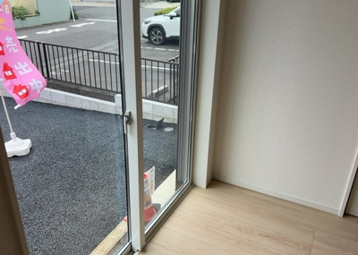 【内装】 | 妻田西新築戸建 | 省エネルギー対策が施された住まいの快適な内装。フローリングやクロスも美しい仕上がりとなっております。全室2面採光による自然光が室内を明るく彩り、快適な室内環境で心地よく暮らしていただけます。