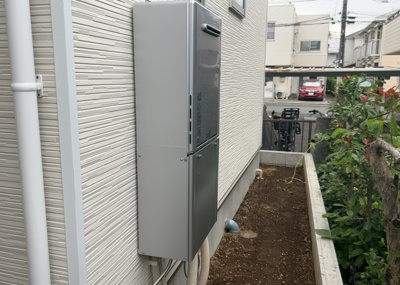 【発電・温水設備】 | 妻田西新築戸建 | 効率的にお湯を沸かせる給湯設備を設置。浴室の追焚機能浴室やオートバスにも連動しており、スイッチ一つで快適なお風呂を用意できます。システムキッチンの水周りとも連動し毎日の家事をサポートします。
