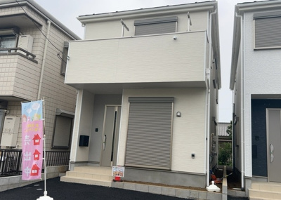 【外観】 | 妻田西新築戸建 | 厚木市妻田西１丁目に佇む全2区画の分譲新築戸建。南向きの陽当り良好な立地で、フラット35S適合証明書も取得可能な安心の住宅です。周辺は閑静な住環境が広がっており子育てファミリーにも好適なロケーション。