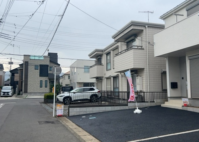 【前面道路含む現地写真】 | 妻田西新築戸建 | 前面道路は幅員6.0mの南側公道となっており接道条件良好です。前道6m以上あるため車のすれ違いや後退駐車もスムーズ。スーパーまで徒歩10分以内の便利な生活環境をぜひ現地で見学してご体感ください。