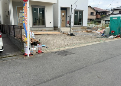 【前面道路含む現地写真】 | 妻田西新築戸建 | 住宅用の土地では前面道路に2m以上接していなければならないと法律で定められています。しかし、お持ちの車のサイズやライフスタイルなどにより、2mでは利便が悪い場合もございますので、事前に確認しましょう。