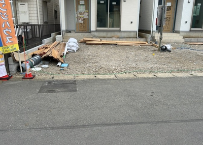 【前面道路含む現地写真】 | 妻田西新築戸建 | お持ちの車種によっては前面道路が広い方が便利でしょう。しかし、前面道路が広ければその分交通量が多くなるため、騒音などが気になる場合があります。実際に現地を見学し、周辺交通量や騒音などを確認しましょう！