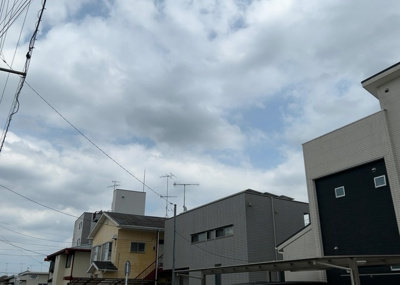 【展望】 | 妻田西新築戸建 | 眺望を気にして物件を探す場合、前面に建物が建っていないか現地で確認しましょう！前面に建物があると景色はもちろん、日当たりや風通しにも影響が出てきます。住んだ時のことを想像しながら現地見学をしましょう。
