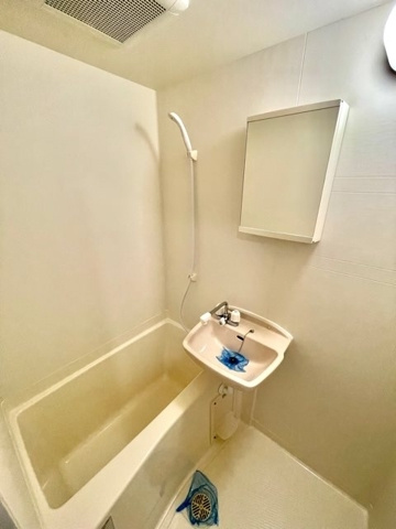 新品家具付きマンション木場18(KaGood東京)の浴室|コンパクトで使いやすいお風呂です
