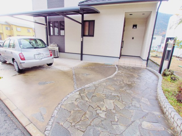 山本邸の駐車場