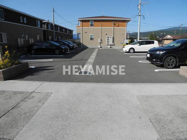 サンモールハイツBの駐車場