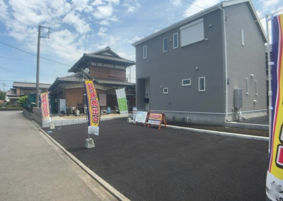 【駐車場】 | 田名塩田新築戸建 | 駐車場と明記されていても、最小スペースでつくられた駐車場だと大型車は駐車できなかったり、出入りしにくくなったりする可能性があります。お車のサイズと購入したい物件の駐車場のサイズを現地で確認しましょう。