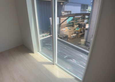 【内装】 | 田名塩田新築戸建 | サッシとは、ガラス窓に使用される金属製の窓枠のことです。一般的に住宅建築では、金属製建具工事の段階で備え付けるもので、ガラス類や玄関、バスルームのスチール製のドアなどと同じタイミングで工事を行います。