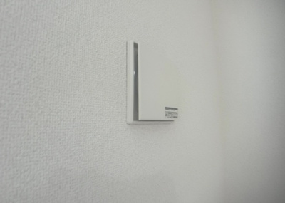 【冷暖房・空調設備】 | 田名塩田新築戸建 | 1日中建物内の換気が行われるように設計された仕組みです。気密性の高い住宅は、家に籠った空気でシックハウス症候群になる可能性がありますが、24時間換気システムであれば計画的な換気で対策が可能です。