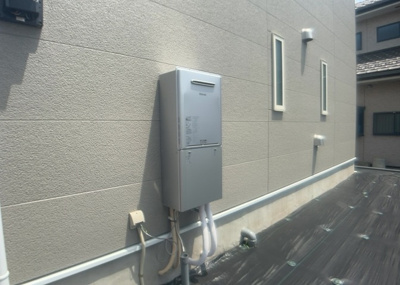 【発電・温水設備】 | 田名塩田新築戸建 | 省エネ給湯器とは従来型の給湯器より熱効率が高く、少ない燃料でたくさんのお湯を沸かすことが出来る高効率な給湯器のことを指します。また、省エネ給湯器には種類があり、利便性や効果なども様々です。