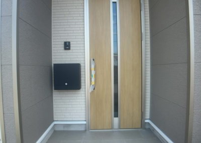 【防犯設備】 | 田名塩田新築戸建 | 当然のことではありますが、オートロックやセンサーライト、ホームセキュリティーなどの防犯設備があれば、小さいお子様がいるご家庭も安心ですよね！まず物件購入の際は、防犯設備もチェックするようにしましょう。