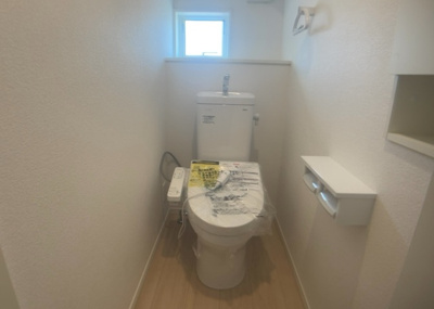【トイレ】 | 田名塩田新築戸建 | トイレは大きさや形、機能、抗菌性などが異なる多種多彩なタイプが各メーカーから出ています。それぞれに良さがあるため、事前にどういったタイプのトイレがいいのかをご家庭内で決めて、内見に行くといいでしょう。