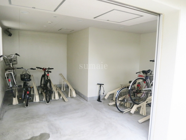 シャンパニーインのその他共用部分|屋根付きの駐輪スペース♪
