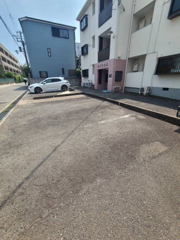 ハイツ瓦木の駐車場