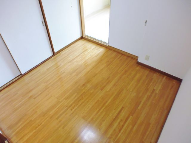 シャトル永井の洋室
