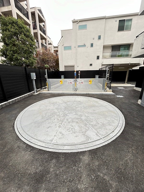 コンフォリア上目黒の駐車場