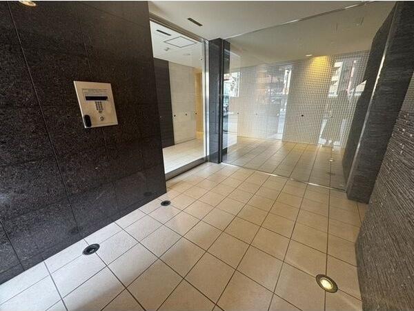 アドバンス東梅田アクシスのエントランス