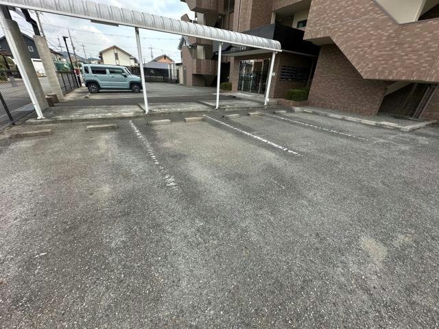 グローバル高田の駐車場