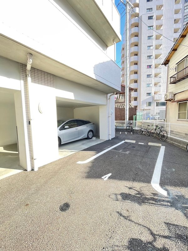 LIBTH千代の駐車場