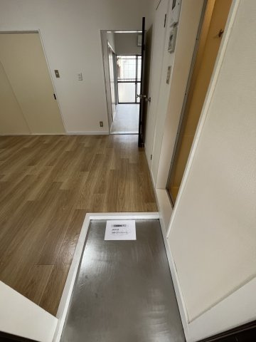 第5三上コーポの玄関