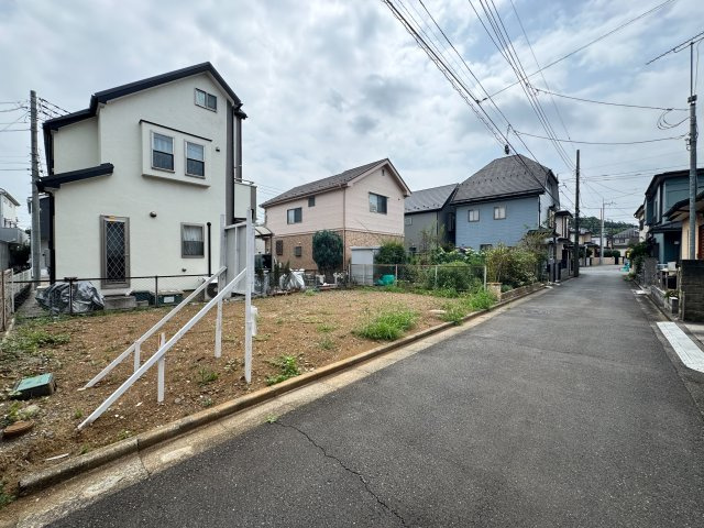 所沢市山口売地の前面道路含む現地写真|【西側私道約4.0m】「下山口」駅徒歩11分、約22.63坪の建築条件無し売地！自由なプランで理想の住まいが叶います。施工会社選びでお悩みの方も、ご予算やご要望に合わせたハウスメーカーをご紹介可能です
