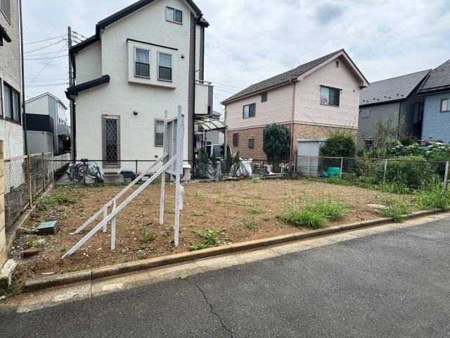 所沢市山口売地の外観|近隣にスーパーやコンビニがあり買い物ラクラク！「下山口」駅徒歩11分、約22.63坪の建築条件無し売地です（西私道約4.0m）。お好きな施工会社で建築できるほか、おすすめハウスメーカーのご紹介も可能