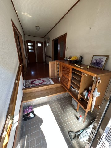 高崎市日高町　中古戸建の玄関|明るい玄関です