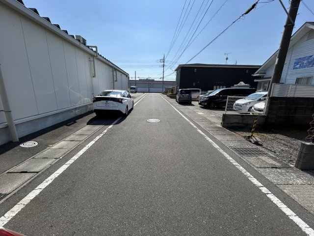 高崎市日高町　中古戸建の前面道路含む現地写真|前面道路含む現地写真です