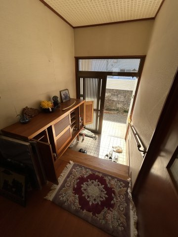 高崎市日高町　中古戸建の玄関|明るい玄関です