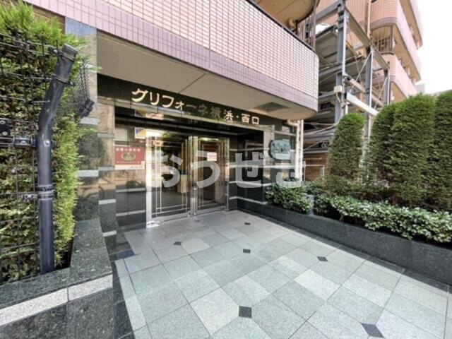 グリフォーネ横浜・西口のエントランス