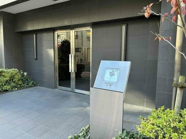コンシェリア上野のエントランス