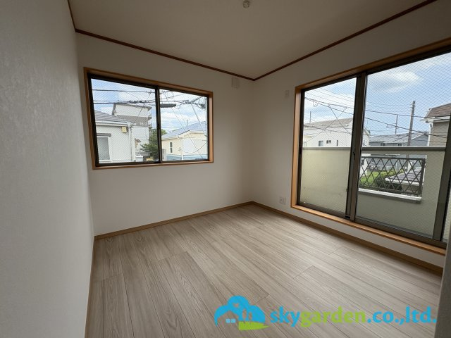 茅ヶ崎市円蔵　中古戸建の洋室|二面採光の明るく通風性良好な洋室