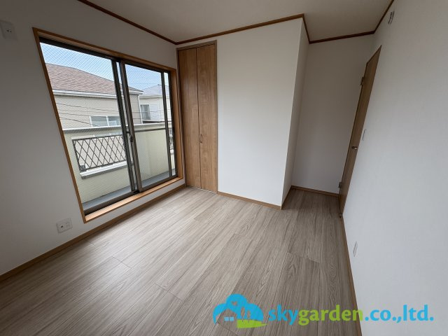 茅ヶ崎市円蔵　中古戸建の洋室|二面採光の明るく通風性良好な洋室