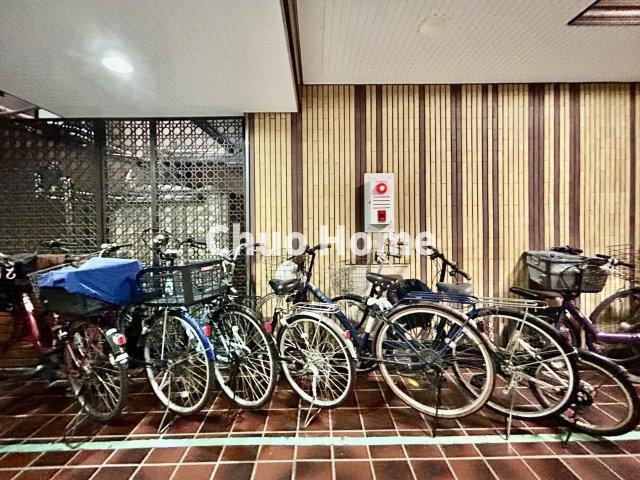 マイキャッスル鶯谷の駐輪場|【自転車置き場】最新の空き状況や費用などの詳細は担当スタッフまでお問い合わせください。