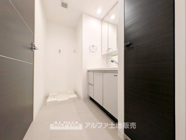 サンクレイドル河辺の独立洗面台|【Laundry space】
◆ランドリースペース◆洗濯機置場を備えた使いやすいランドリースペース。浴室換気乾燥機付きで、天候を気にせず洗濯でき、毎日の家事もスムーズにこなせます。