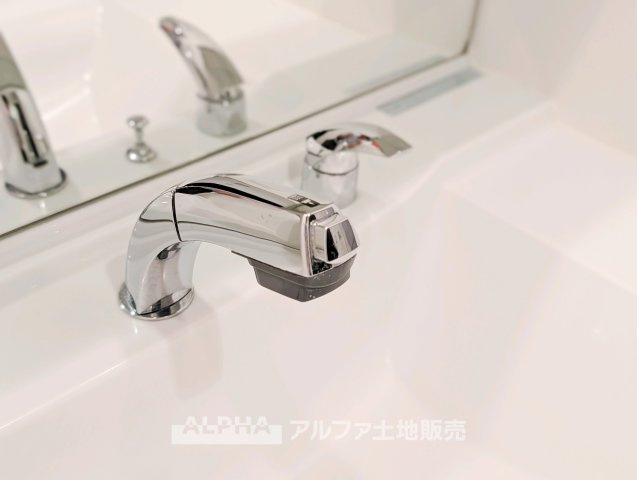 サンクレイドル河辺の独立洗面台|【Powder room】
◆独立洗面台◆身支度がはかどる独立洗面台を採用。鏡まわりや下部収納を活用することで、日用品を整理しやすく清潔感のある空間を保てます。