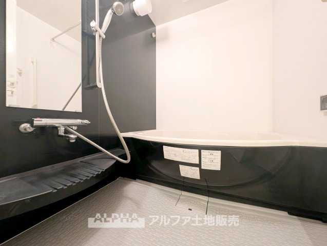 サンクレイドル河辺の浴室|【Relax bath】
◆バスルーム◆やわらかな照明に包まれた浴室空間。ゆったり湯船に浸かりながら、一日の疲れを癒し、心まで落ち着く時間を過ごせます。