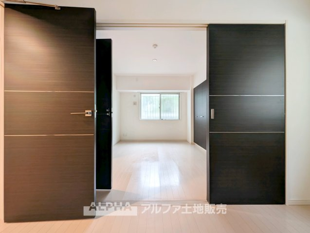 サンクレイドル河辺の洋室|【comfort room】
◆落ち着きのある室内◆寝室としても子ども部屋としても使いやすく、暮らしの変化にも対応できる空間。日々の時間を穏やかに過ごせます。