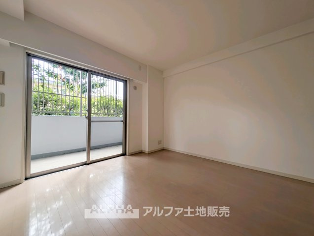 サンクレイドル河辺の洋室|【smart room】
◆機能性を備えた空間◆シンプルな形状で家具配置がしやすく、生活スタイルに合わせた使い方が可能。日常に取り入れやすい洋室です。