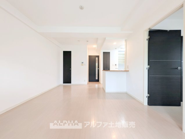 サンクレイドル河辺の居間・リビング|【Family Living】
◆家族が集うリビング◆
食事のあとも自然と会話が弾み、テレビを囲んでくつろぐ時間を楽しめるリビング。家族が顔を合わせる機会を自然と育む空間です。