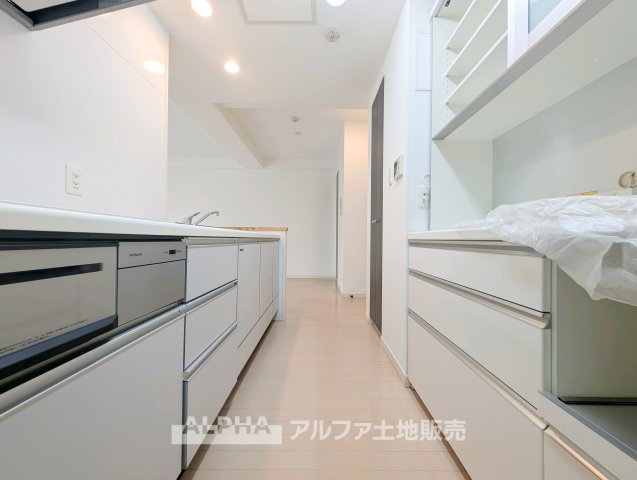 サンクレイドル河辺のキッチン|【Daily Comfort】
◆毎日を整える空間◆使いやすさに配慮されたキッチンは、料理をする時間まで楽しく感じられる場所。暮らしのリズムに自然と馴染み、心地よい日常を演出します。