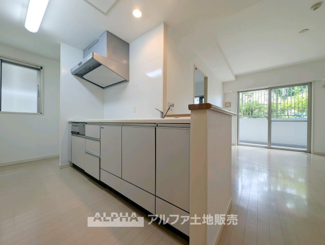 サンクレイドル河辺のキッチン|【Timeless Kitchen】
◆暮らしの真ん中にある場所◆毎日の食事も、何気ない会話も自然と集まるキッチンスペース。空間に調和するデザインが、過ごす時間そのものを心地よく変えてくれる。
