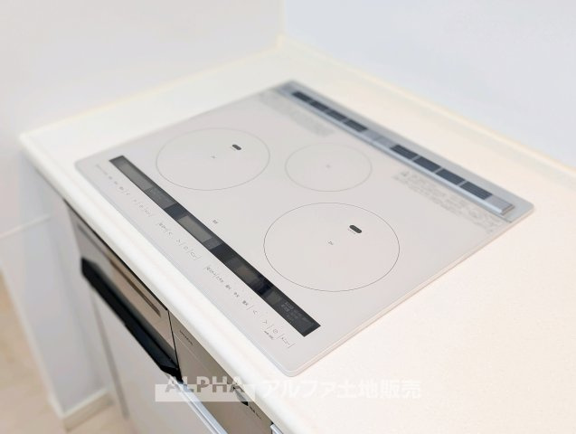 サンクレイドル河辺のキッチン|【IH cooking heater】
◆IHクッキングヒーター◆火を使わず調理できる為、小さなお子様が居ても安心のアイテム。お掃除もサッとひと拭きで綺麗になるので楽チンですね。