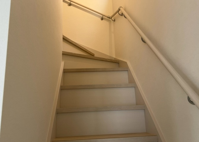 【内装】 | 建物の上下階の通路である階段は、その位置によって動線や室内の印象が大きく左右されます。手摺にも重要な役割があり、転倒の防止・歩行や動作を円滑にして日常生活を支えることを主な目的として設置されています。