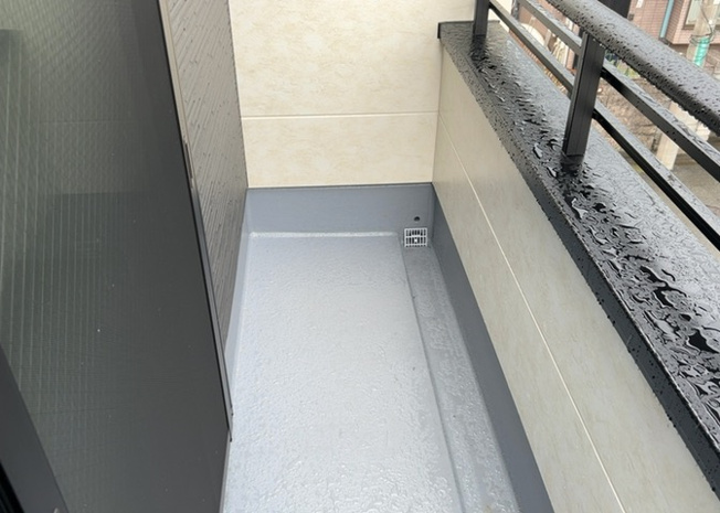 【バルコニー】 | バルコニーは、室外の専用スペースのうち、「屋根がなく開放された空間」であるものを指します。ベランダより広いタイプのものが多く、日当たりもよいため家庭菜園などを楽しみたい人にとって適した環境となります。