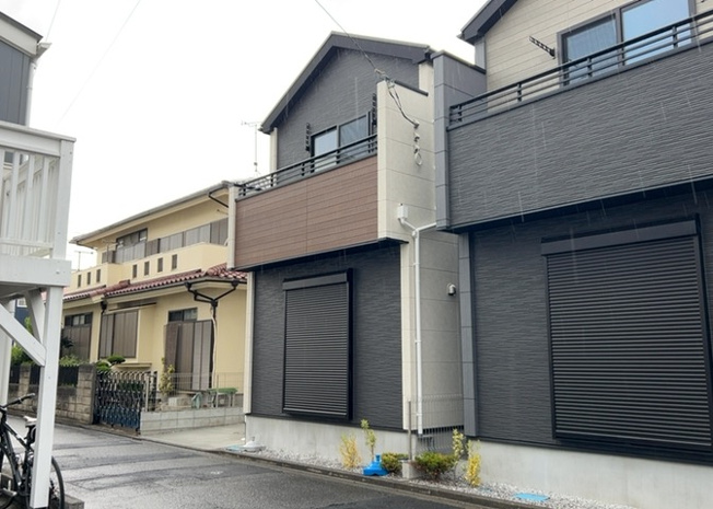 【前面道路含む現地写真】 | 住宅用の土地では前面道路に2m以上接していなければならないと法律で定められています。しかし、お持ちの車のサイズやライフスタイルなどにより、2mでは利便が悪い場合もございますので、事前に確認しましょう。