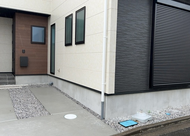 【構造・工法・仕様】 | 木造住宅とは土台、壁、柱など建築物の強度を支える構造体の材に木が使用されている構造を指します。構造体は建物の自重を支えるだけではなく風圧や水圧、積裁荷重などあらゆる衝撃に耐えるための基礎です。