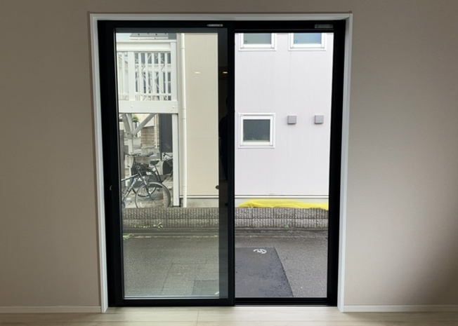 【内装】 | サッシとは、ガラス窓に使用される金属製の窓枠のことです。一般的に住宅建築では、金属製建具工事の段階で備え付けるもので、ガラス類や玄関、バスルームのスチール製のドアなどと同じタイミングで工事を行います。